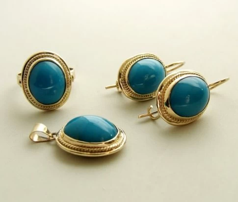 Gouden ring, oorbellen en hanger met turkoois
