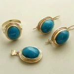 Gouden ring, oorbellen en hanger met turkoois