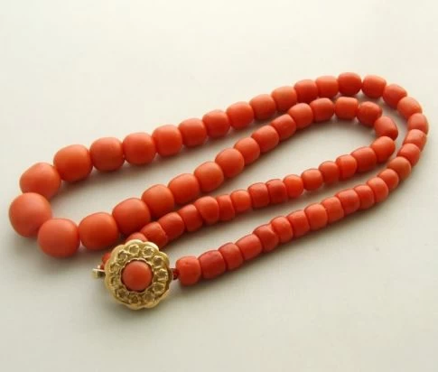 Bloedkoraal collier met gouden sluiting