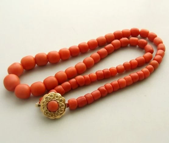 Bloedkoraal collier met gouden sluiting