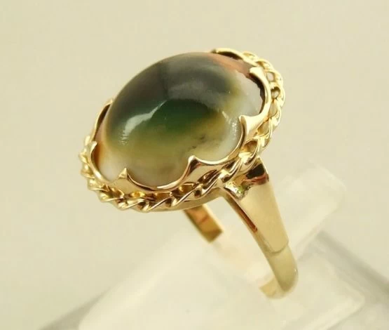Gouden ring met matabia steen