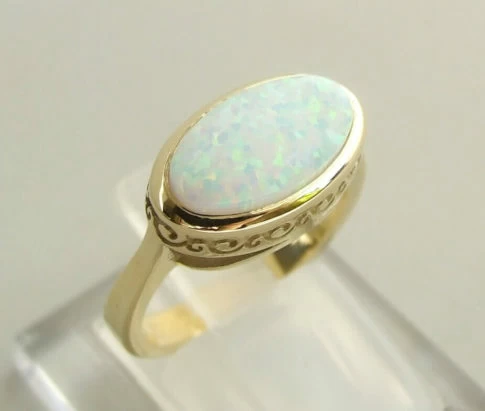 14 karaat geel gouden ring met opaal