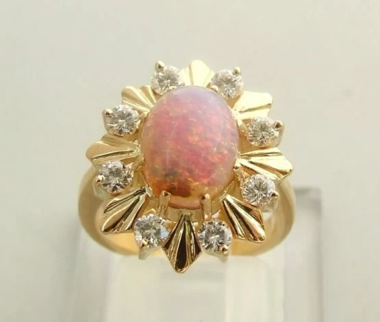 Geel gouden ring met opaal en diamant