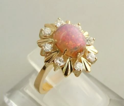 Geel gouden ring met opaal en diamant