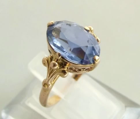 Gouden ring met synthetische topaas