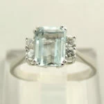 Wit gouden ring met aquamarijn en diamant Wit gouden ring met aquamarijn en diamant