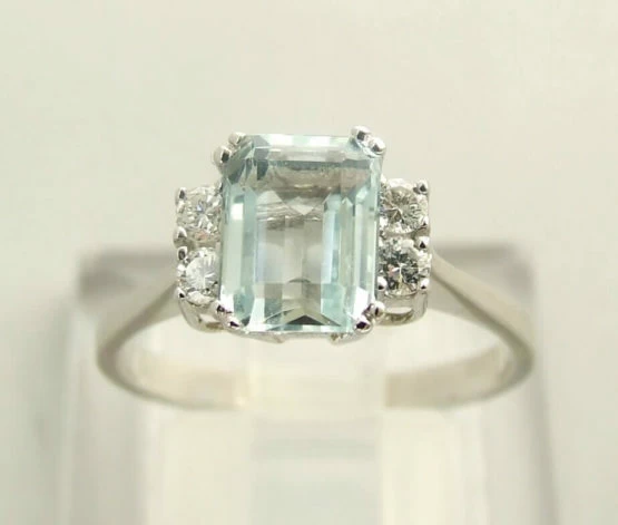 Wit gouden ring met aquamarijn en diamant Wit gouden ring met aquamarijn en diamant
