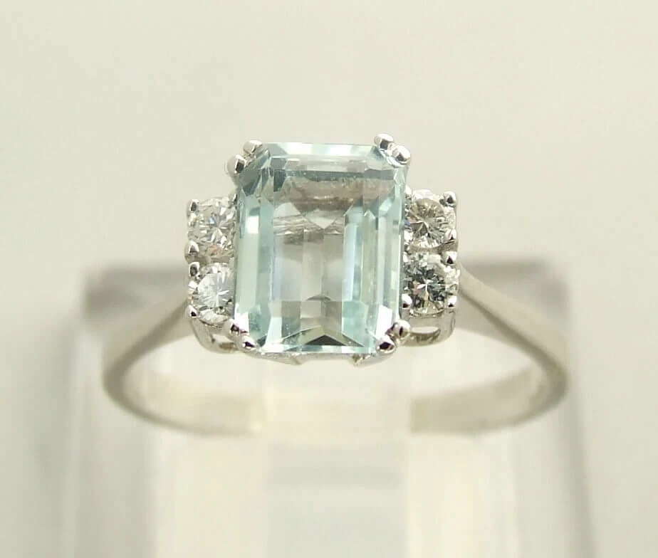 Wit gouden ring met aquamarijn en diamant
