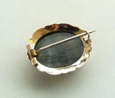 Gouden broche met labradoriet