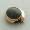 gouden broche met labradoriet
