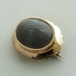 gouden broche met labradoriet gouden broche met labradoriet