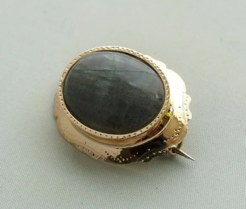 Gouden broche met labradoriet