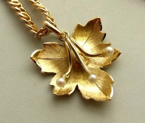 Geel gouden collier met hanger herfst blad