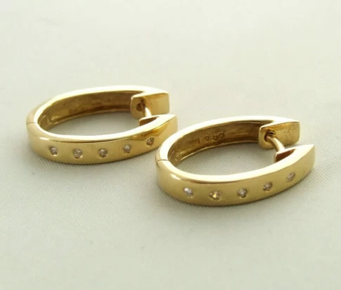 14 karaat gouden oorbellen met diamant