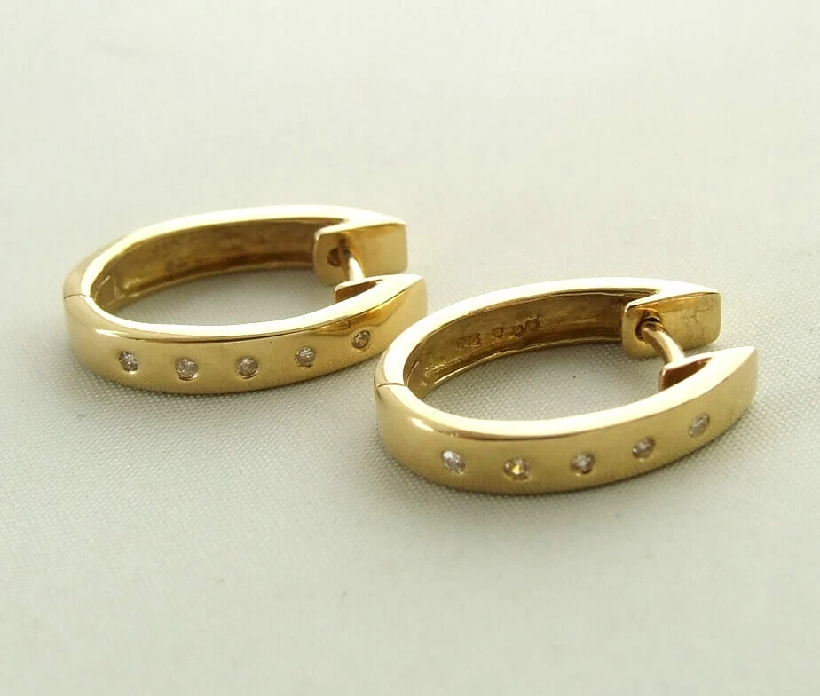 14 karaat gouden oorbellen met diamant