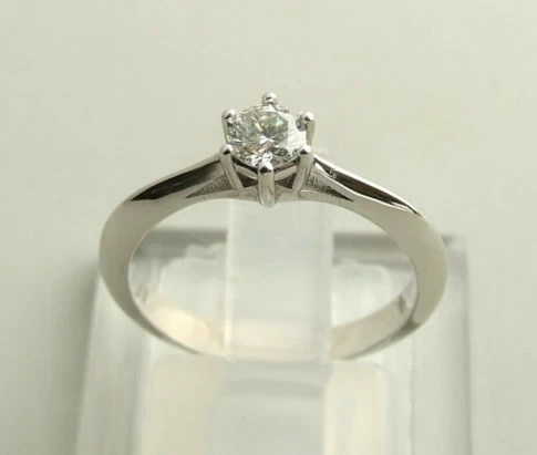 14 karaat ring met diamant