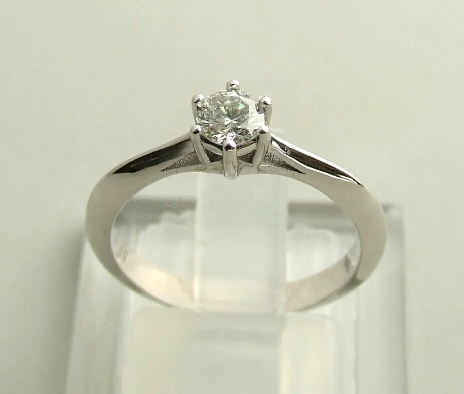 14 karaat ring met diamant