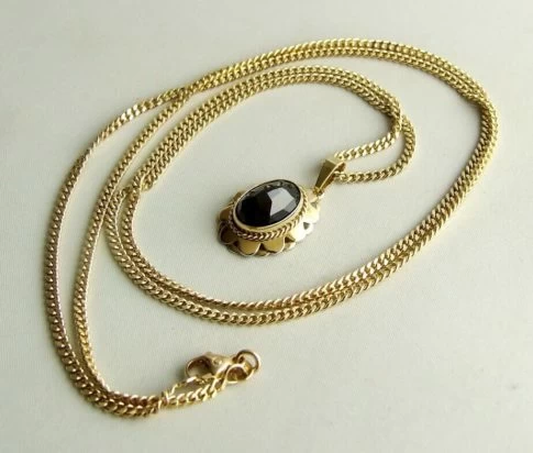 Gouden collier en hanger met granaat