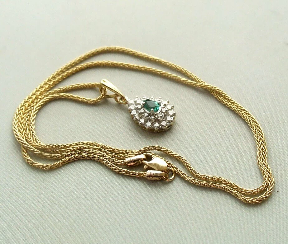 Gouden collier en hanger met smaragd en diamant