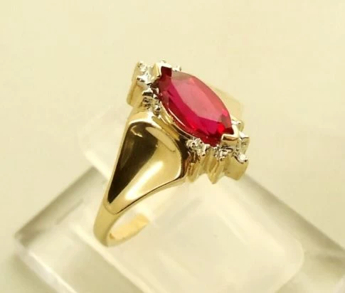 14 karaat gouden ring met robijn