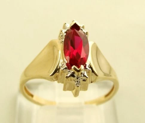 14 karaat gouden ring met robijn