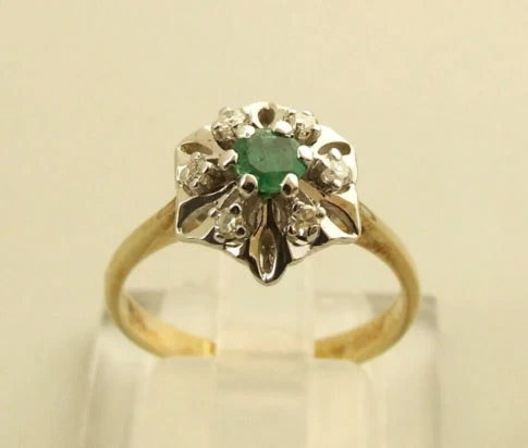 14 karaat gouden ring met smaragd en diamant