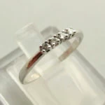 Wit gouden 14 karaat ring met diamant