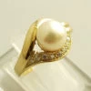 18 karaat gouden ring met parel en diamant