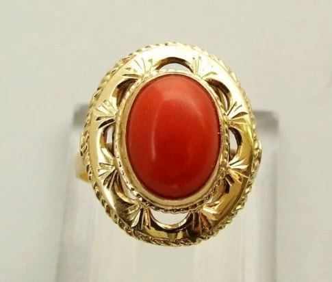 14 karaat geel gouden ring met bloedkoraal