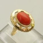 14 karaat geel gouden ring met bloedkoraal 14 karaat geel gouden ring met bloedkoraal