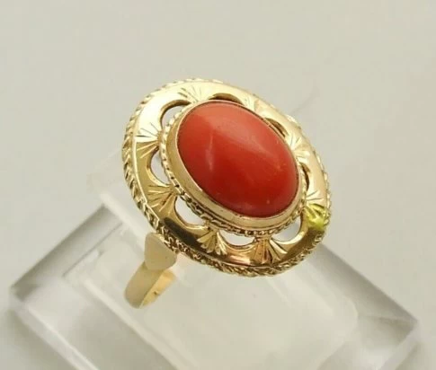 14 karaat geel gouden ring met bloedkoraal