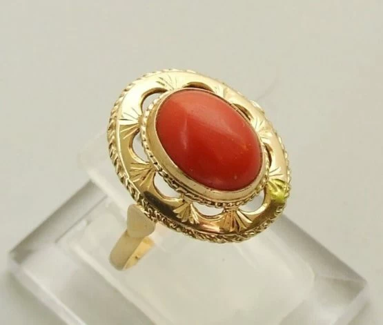 14 karaat geel gouden ring met bloedkoraal 14 karaat geel gouden ring met bloedkoraal