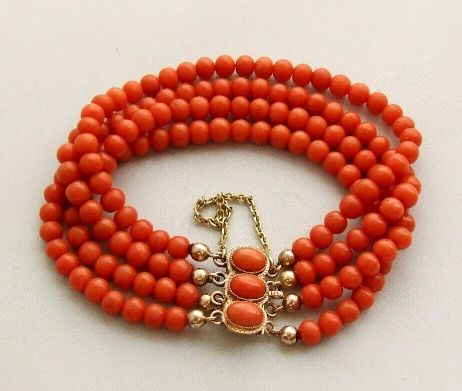 Bloedkoraal armband en gouden slot