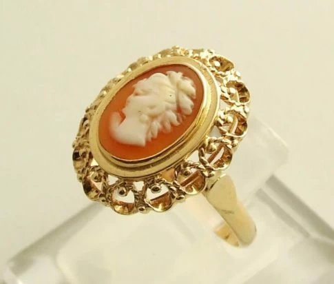 Geel gouden ring met camee