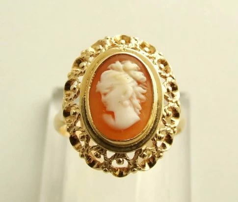Geel gouden ring met camee