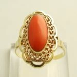 Gouden vintage ring met bloedkoraal