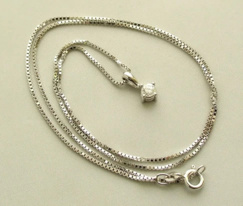 Wit gouden diamanten hanger en collier