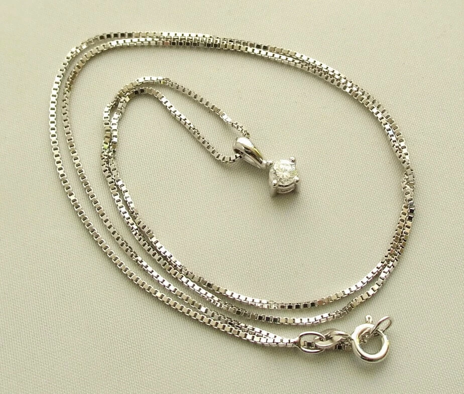 Wit gouden diamanten hanger en collier