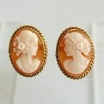 Gouden camee oorbellen