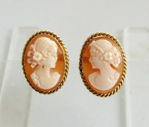 Gouden camee oorbellen