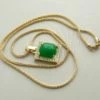 Gouden collier met nefriet hanger