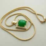 Gouden collier met nefriet hanger
