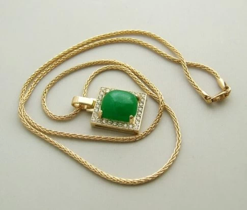 Gouden collier met nefriet hanger