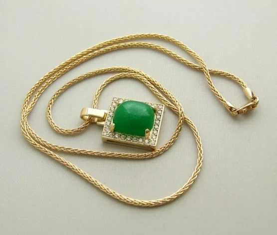 Gouden collier met nefriet hanger