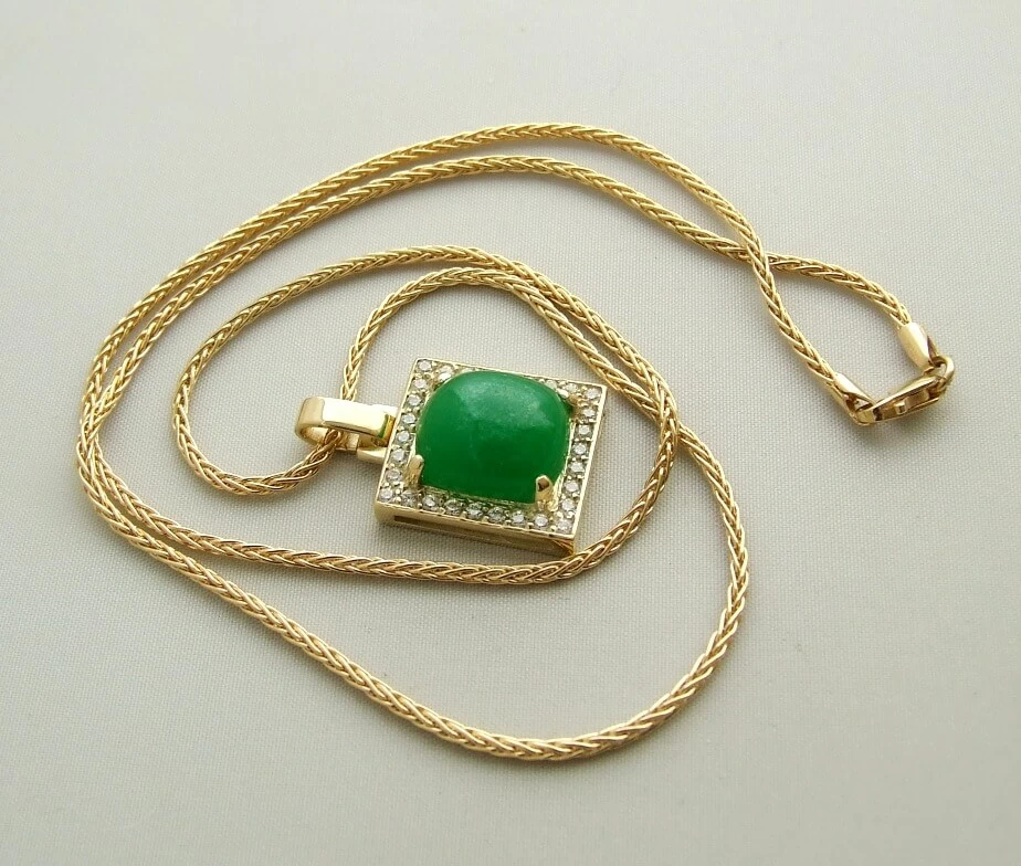 Gouden collier met nefriet hanger