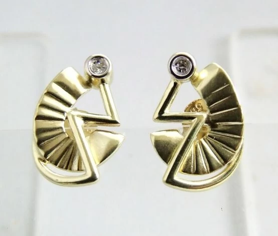 Gouden fantasie oorbellen met diamant Gouden fantasie oorbellen met diamant