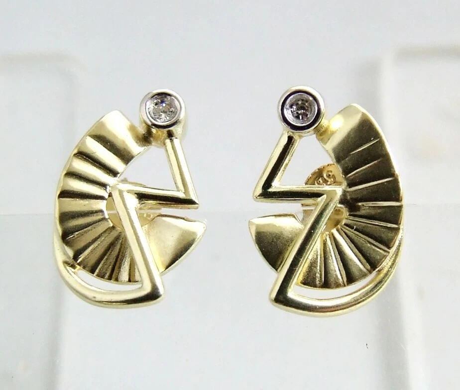 Gouden fantasie oorbellen met diamant