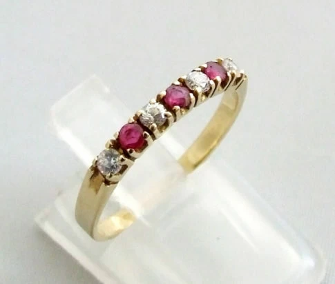 Gouden ring met zirkonia en robijn