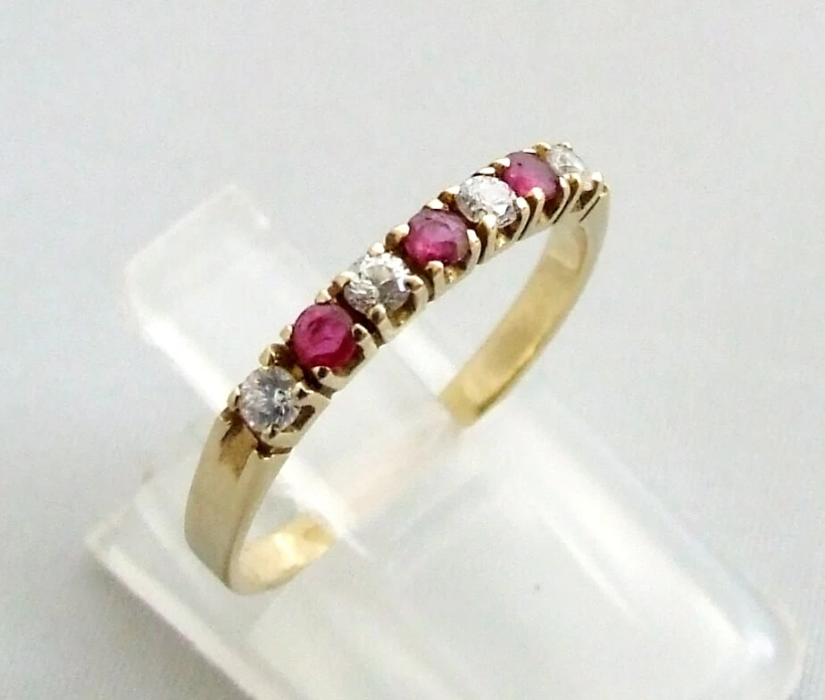 Gouden ring met zirkonia en robijn
