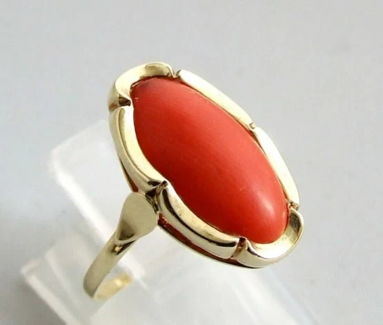 Vintage gouden bloedkoraal ring Vintage gouden bloedkoraal ring